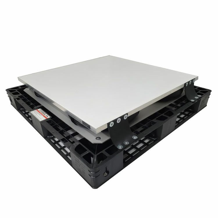 黒い樹脂パレットに白い天板を載せたエアサス防振パレットの斜め全体