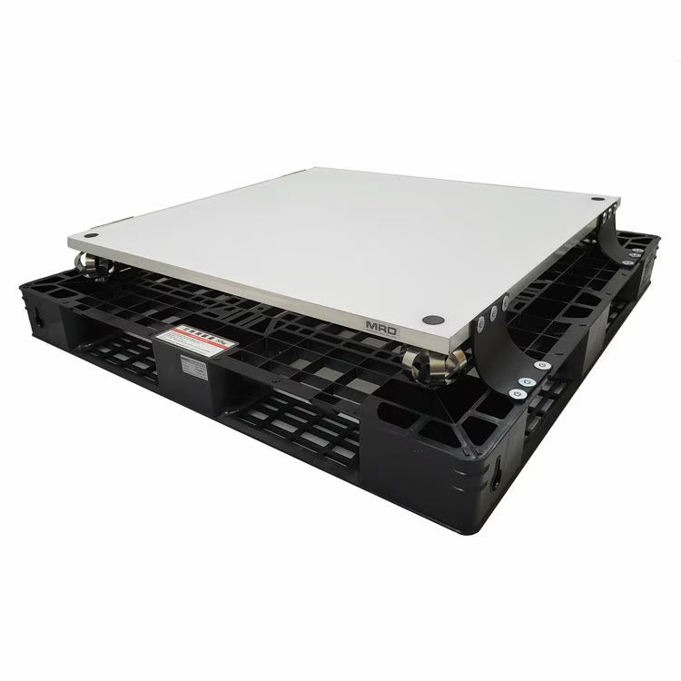 黒い樹脂パレットの上に白い天板を載せた金属サス防振パレット（セミオーダー）の斜め全体