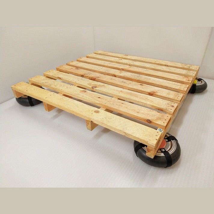 4隅に防振クッションを取り付けた木製パレットの斜め全体